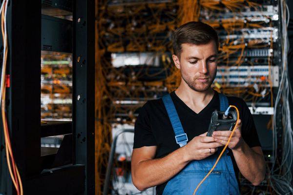 Tekniker installerer AV-utstyr